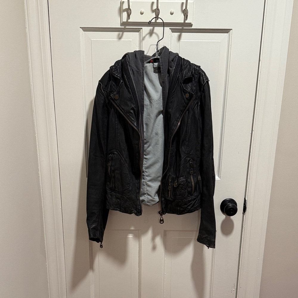 Doma black hooded jacket
Hood can zip out